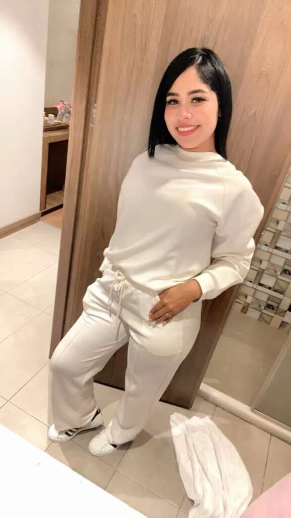 Chloe, escort de 25 años está posando con la mano izquierda en la cadera en Malaga