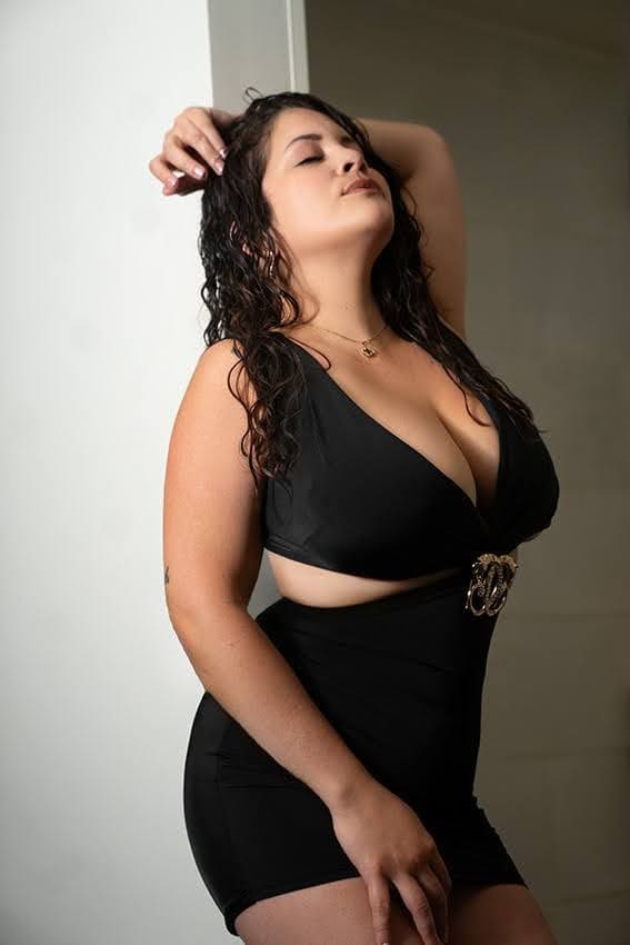 Karina, escort posa con la cabeza hacia arriba y cerrando los ojos en Malaga-158