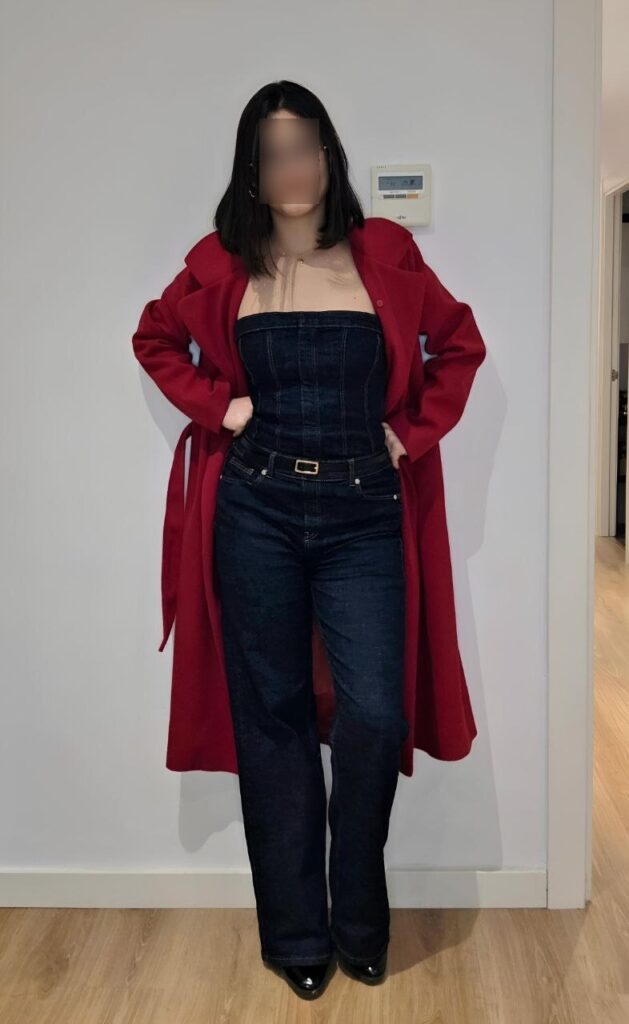 Lisa, escort, indossa un cappotto bordeaux; ha 23 anni