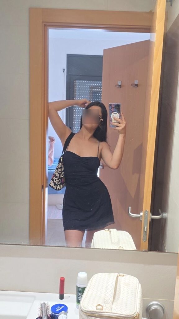 Lisa, quella escort, si fa un selfie in un bagno a Malaga