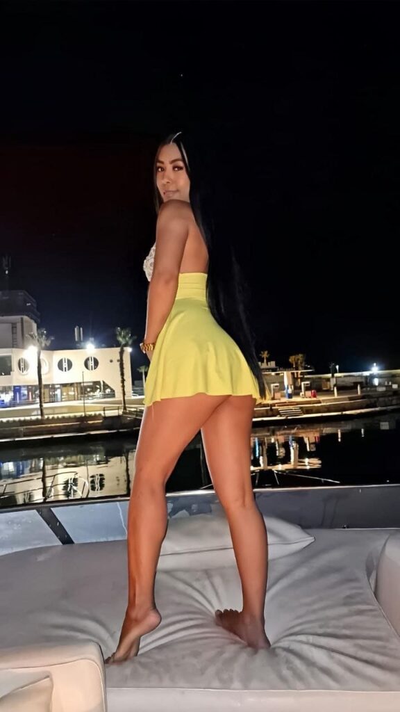 Macarena, escort de 31 años lleva un minivestido de color amarillo en Malaga-154