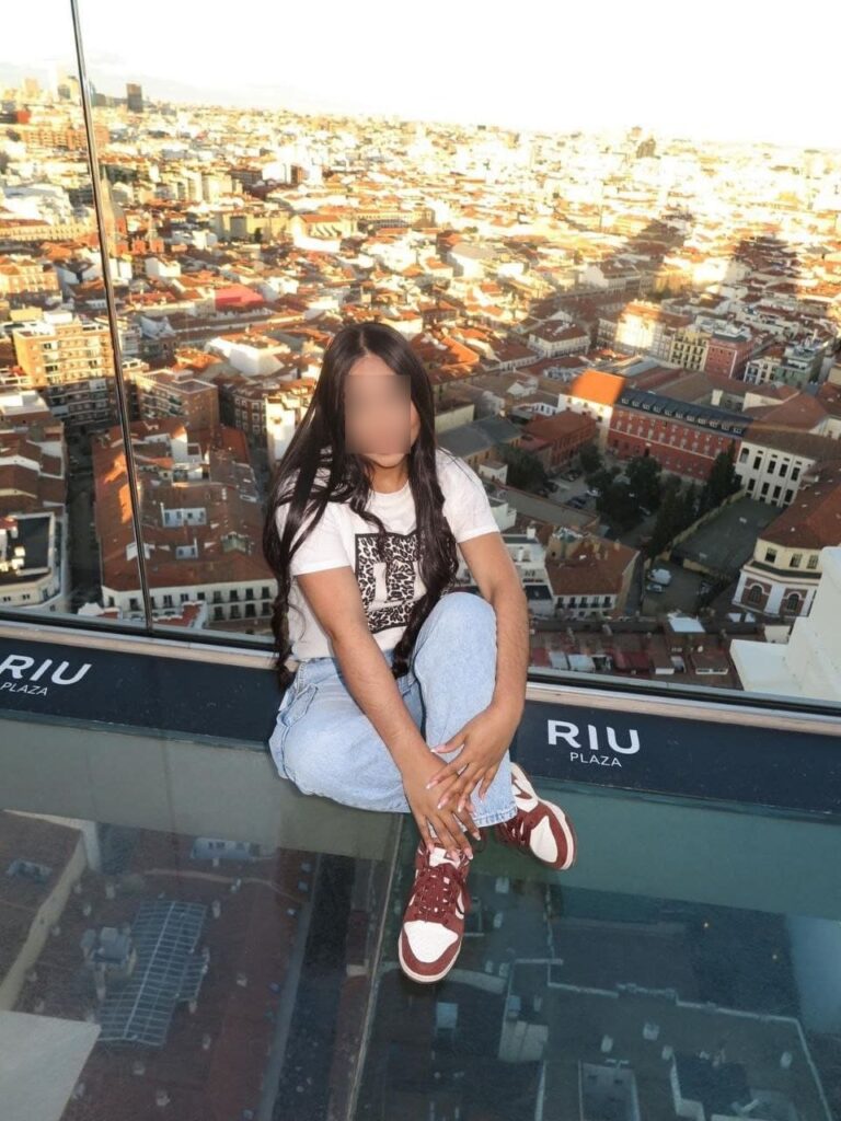 Macarena, escort de 31 años posa sentada con las piernas cruzadas en Malaga-154