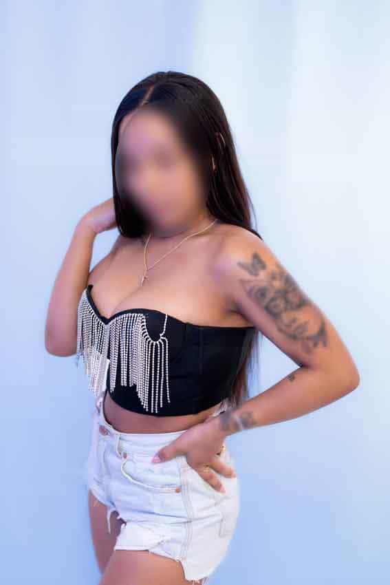 Nicol, acompañante de 25 años tiene una mano en la cadera y la otra cerca del cabello en Malaga-156