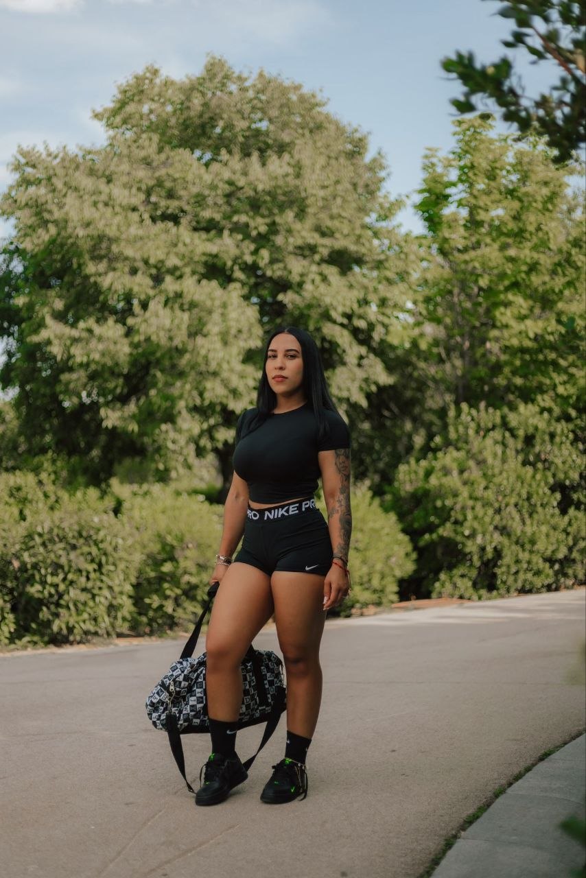 Nicol, escort de 25 años viste un conjunto deportivo completamente negro en Malaga-156