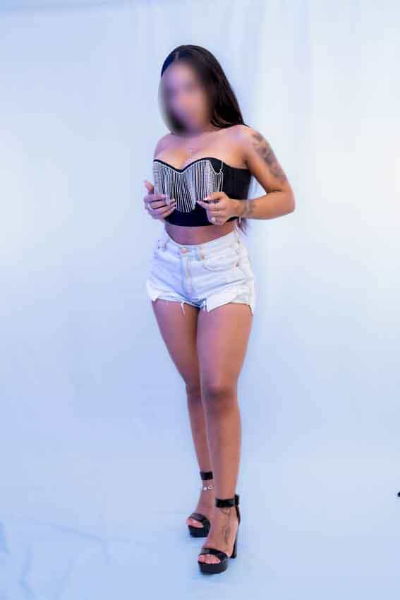 Nicol, escort luce top negro y short corto en Malaga con 25 años-156 