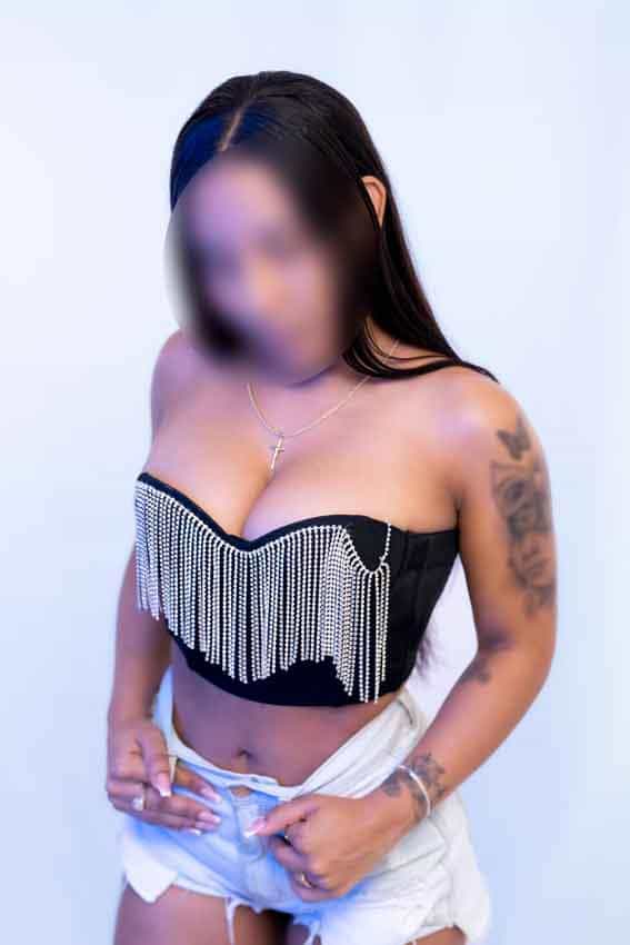 Nicol, puta de 25 años lleva un top tipo corsé negro sin tirantes en Malaga-156