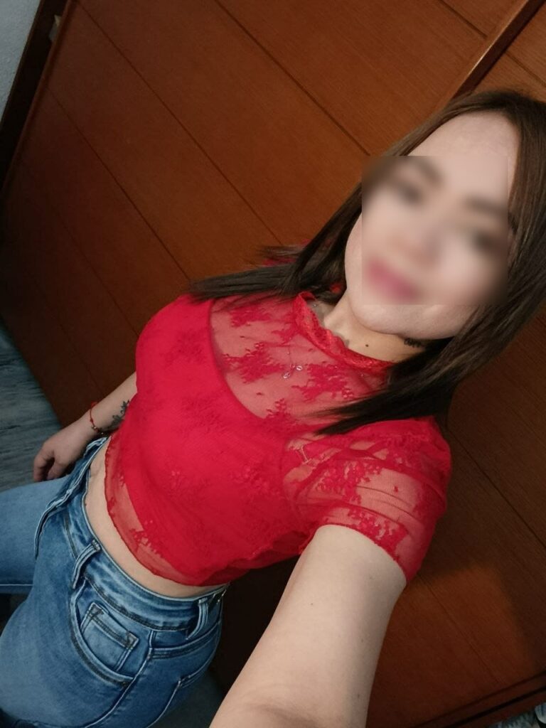 Yuli, chica de compañía de 39 años en Malaga luce un top rojo de encaje con transparencias en la parte superior-155