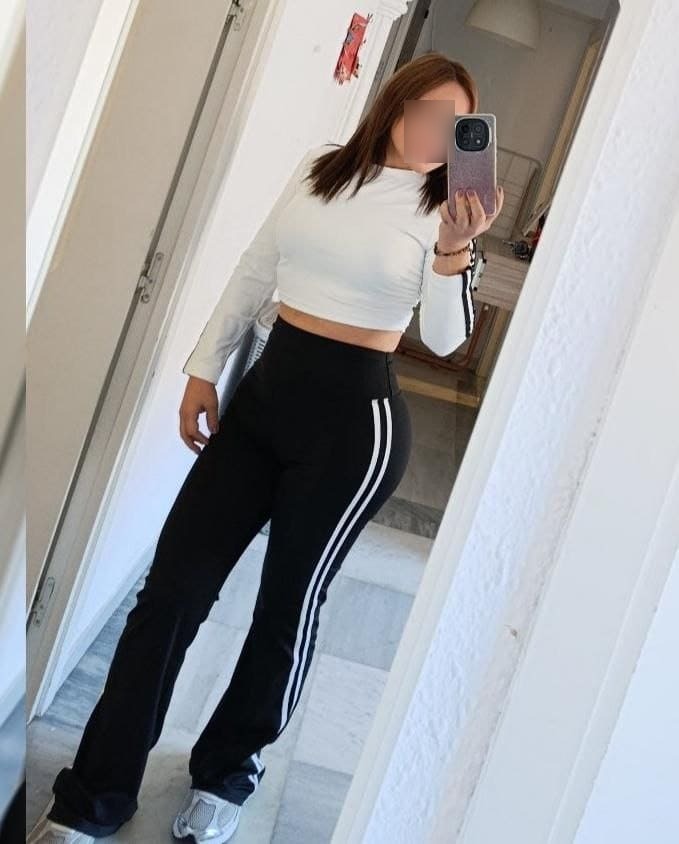 Yuli, escort lleva un top blanco de manga larga en Malaga-155