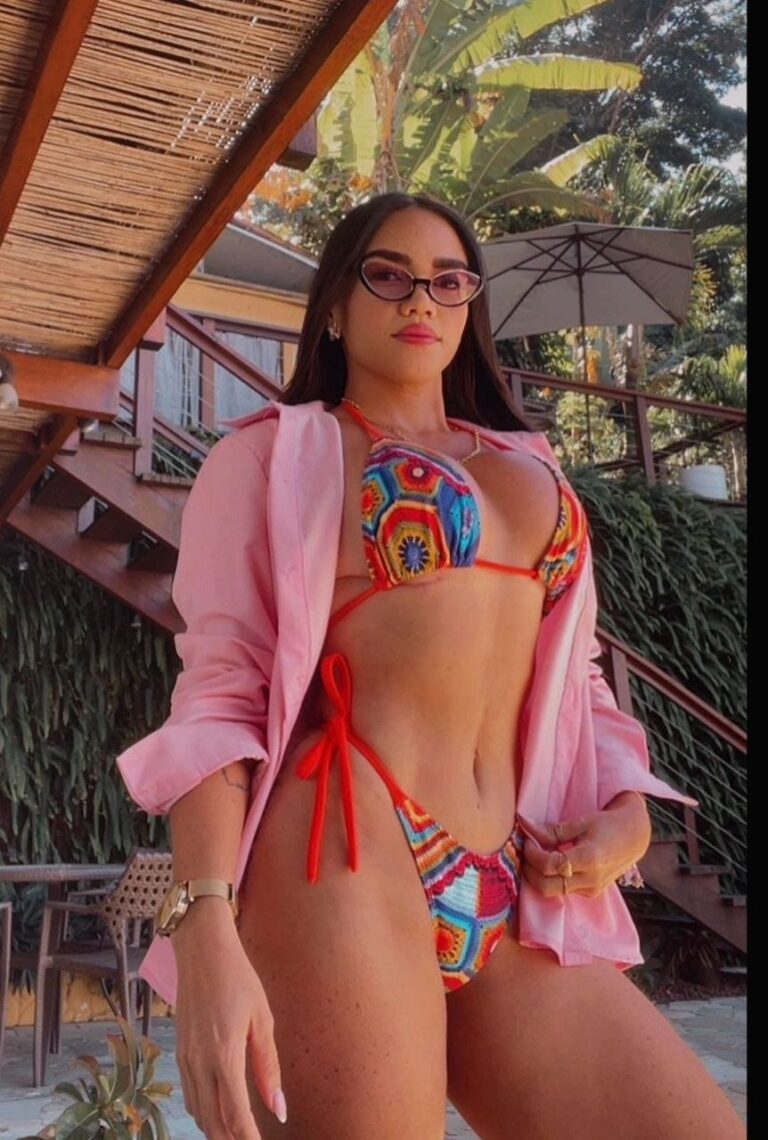 Melissa, een 31-jarige escortdame, poseert in lingerie met een wit kopje in haar hand in Malaga