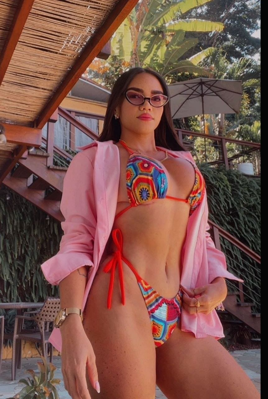 Melissa, escort de 26 años luce un bikini de estilo crochet multicolor en Malaga Melissa, escort de 26 años luce un bikini de estilo crochet multicolor en Malaga