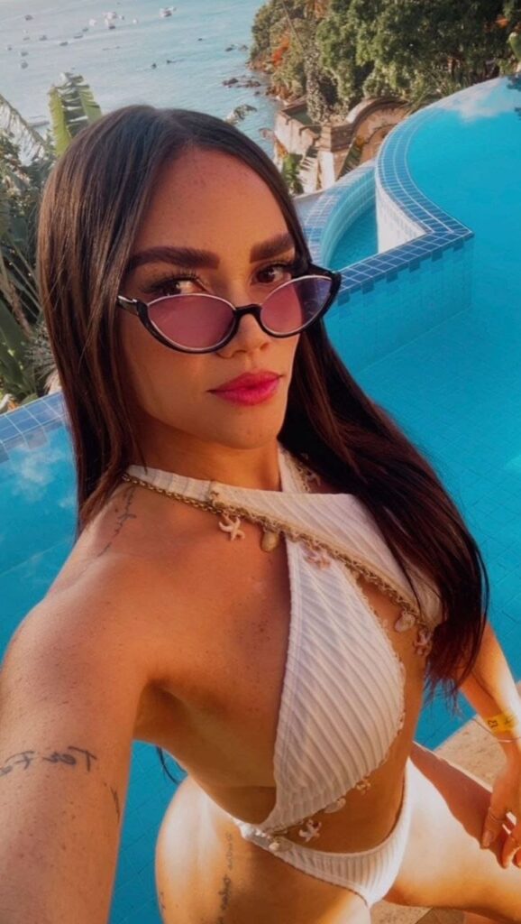 Melissa, en 31-årig escort, poserar i profil i en svart läderklänning i Malaga