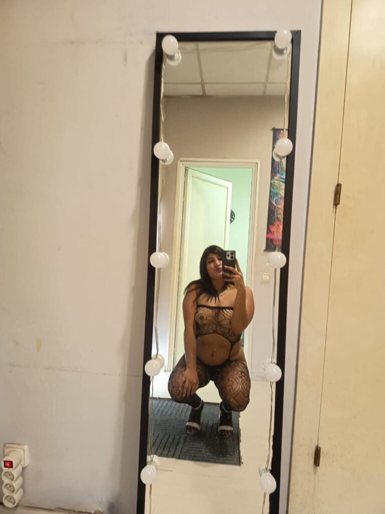 Paola, una escort, si scatta un selfie davanti a uno specchio a Malaga