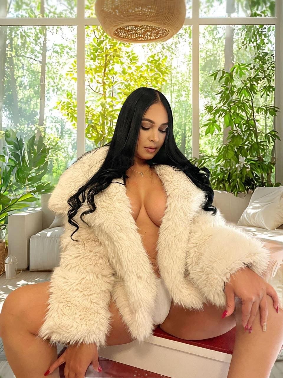 Reyna escort 28 luce con un abrigo color beige en Malaga Reyna escort 28 luce con un abrigo color beige en Malaga