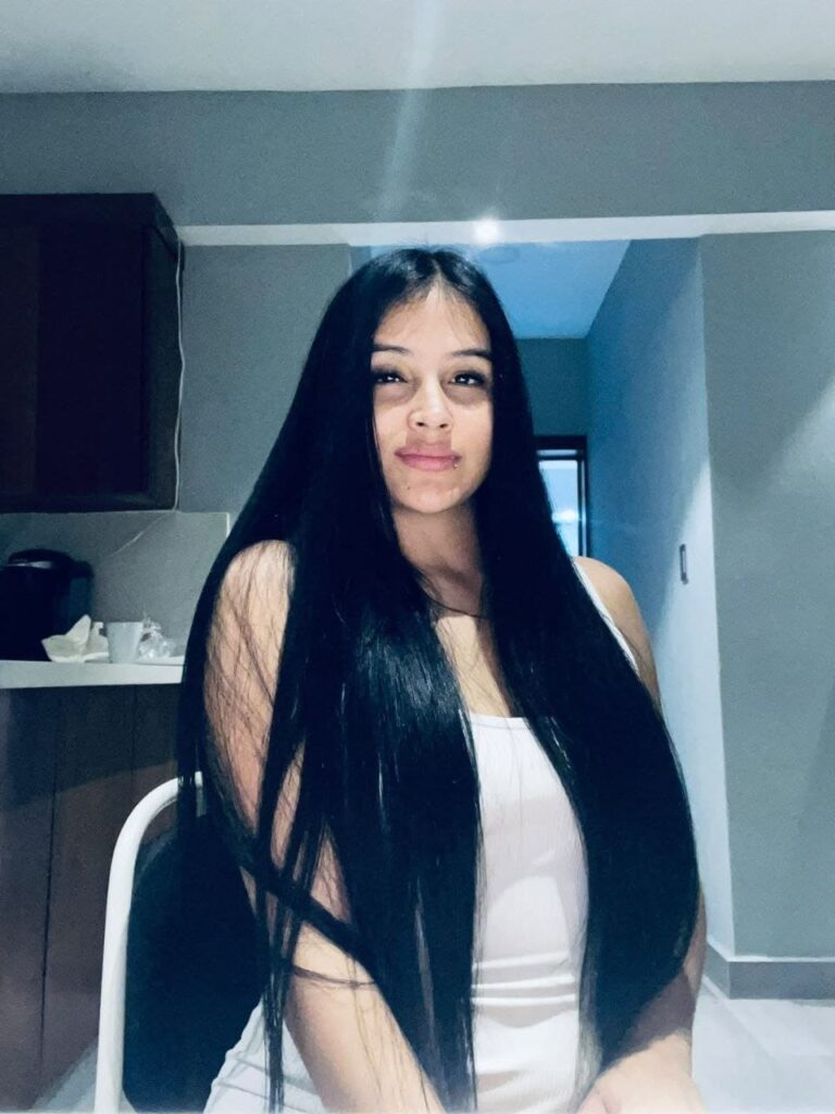 Athenea, escort frontal de medio cuerpo de la protagonista con su melena larga en Malaga