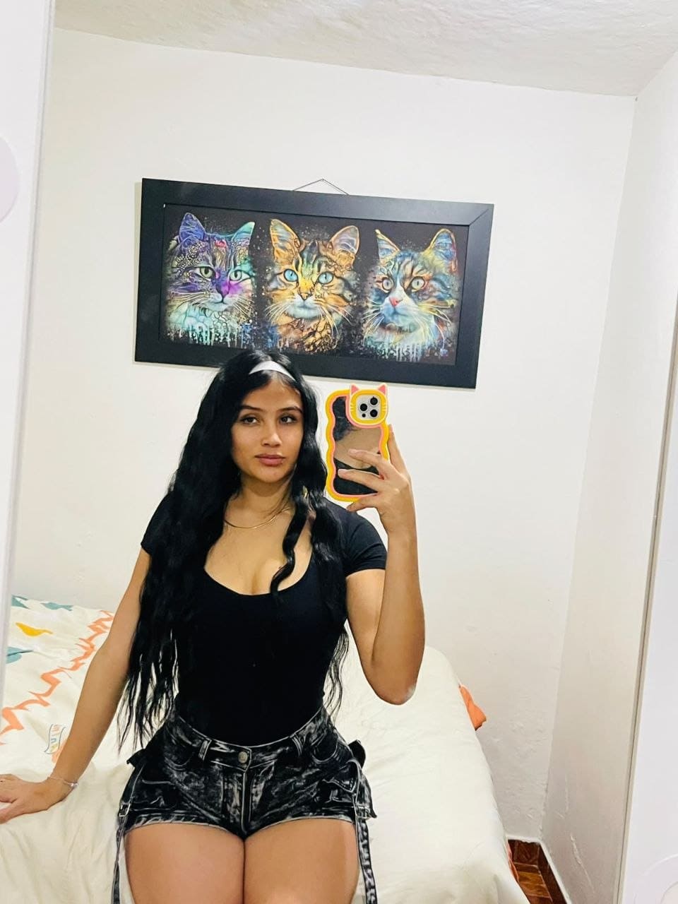 Athenea, puta de 21 años en una selfie tomada sentada al borde de una cama en Malaga Athenea, puta de 21 años en una selfie tomada sentada al borde de una cama en Malaga