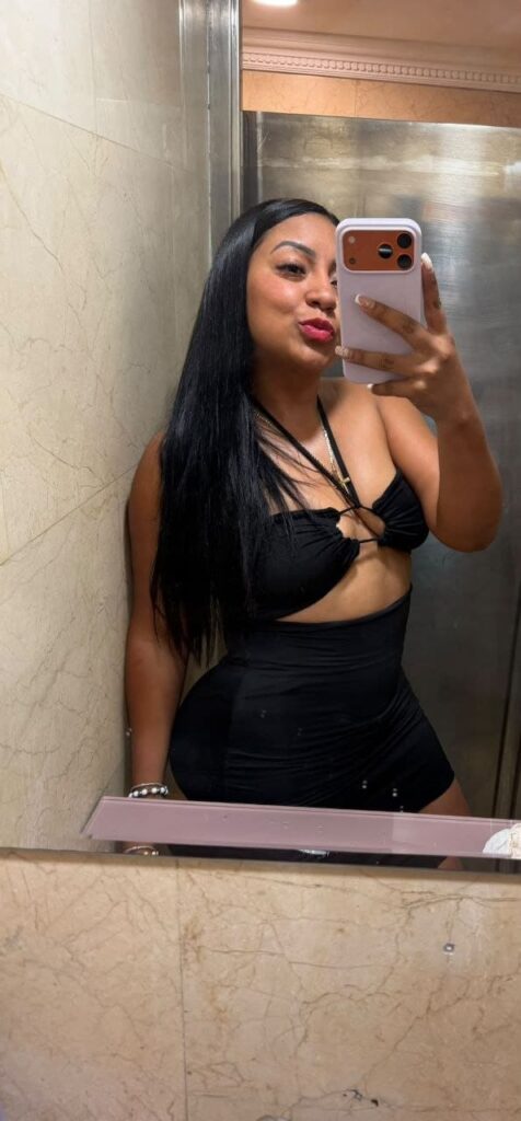 Laura, chica acompañante se toma una selfie frente a un espejo en Malaga