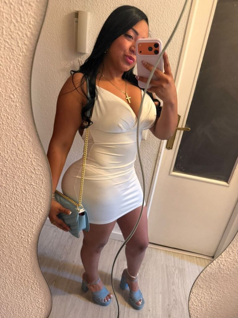 Laura, escort de 27 años se toma una foto en vestido blanco en Malaga