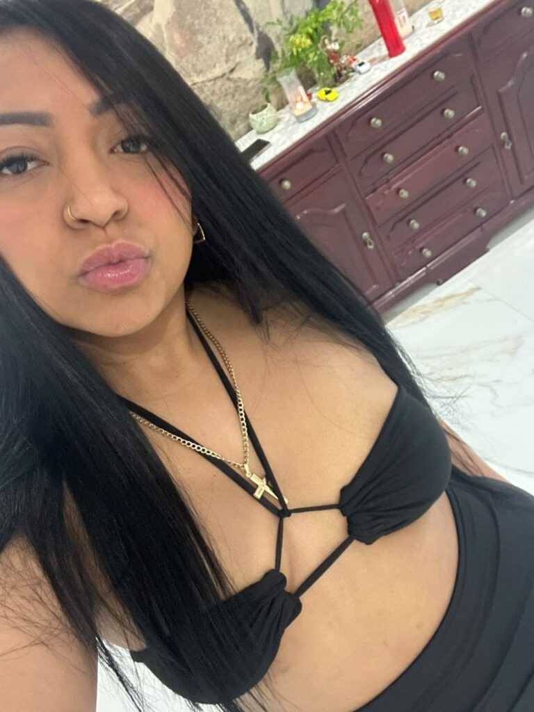 Laura, escort de 27 años se toma una selfie en Malaga.jpeg