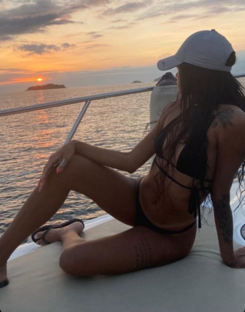 Valentina, acompañante de 32 años posa en bikini en una yate en Malaga