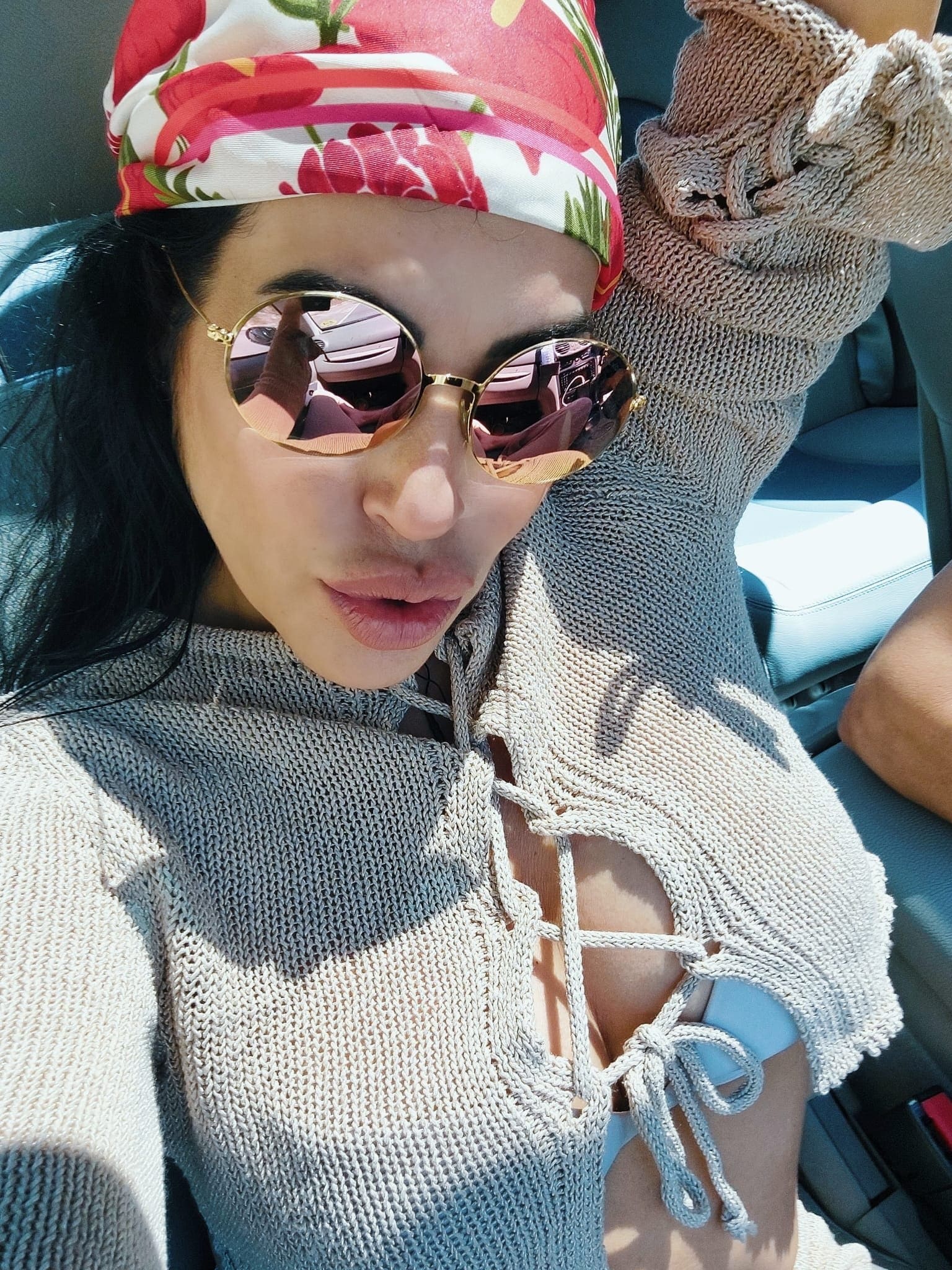 Ali, escort usa gafas oscuras y pañuelo mientras va en un carro por Malaga Ali, escort usa gafas oscuras y pañuelo mientras va en un carro por Malaga