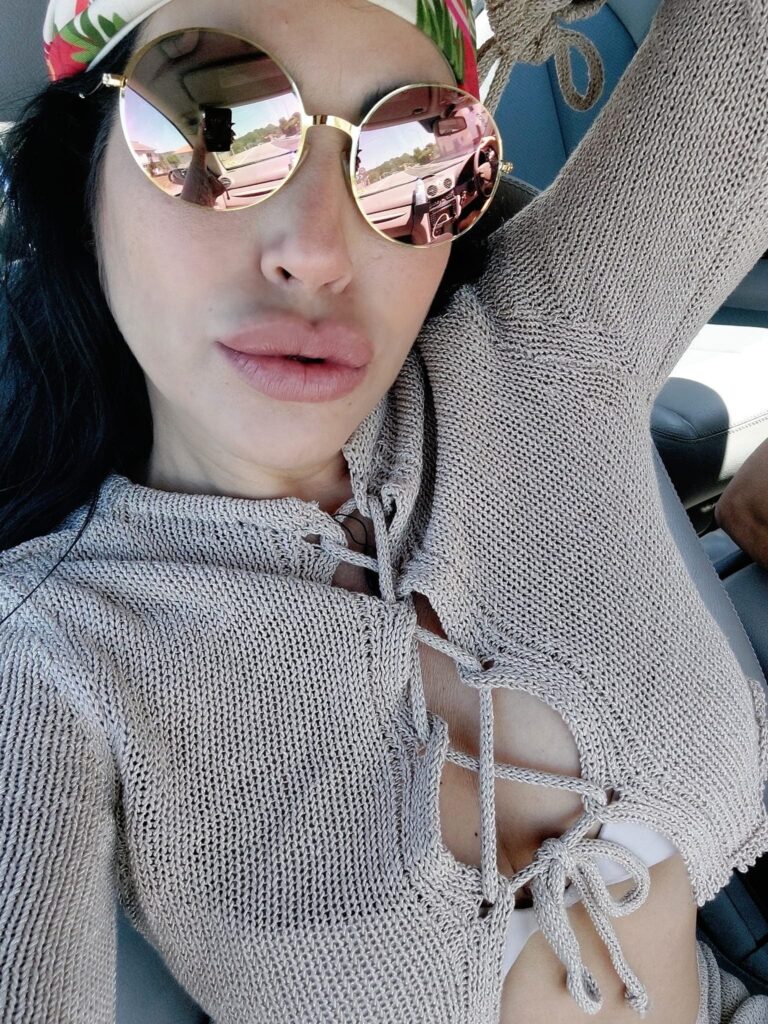 Ali, puta de 29 años se toma una selfie en un carro en Malaga