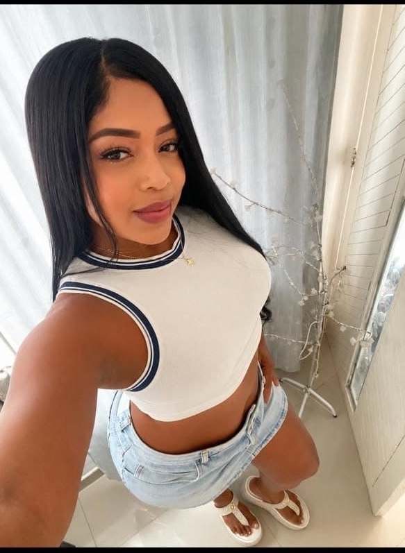 Joselyn, escort de 28 años se toma selfie tomado desde una perspectiva elevada en Malaga