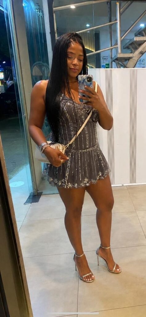 Joselyn, escort de 28 años se toma una selfie frente a un espejo en Malaga