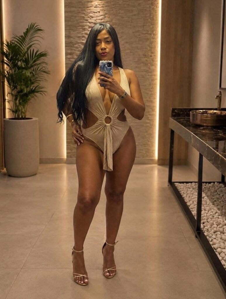 Joselyn, puta de 28 años usa traje de baño entero de tela brillante en tono beige en Malaga