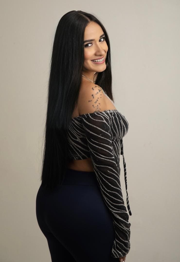 Cristina, escort de 27 años posa de perfil con su cabello largo y liso en Malaga