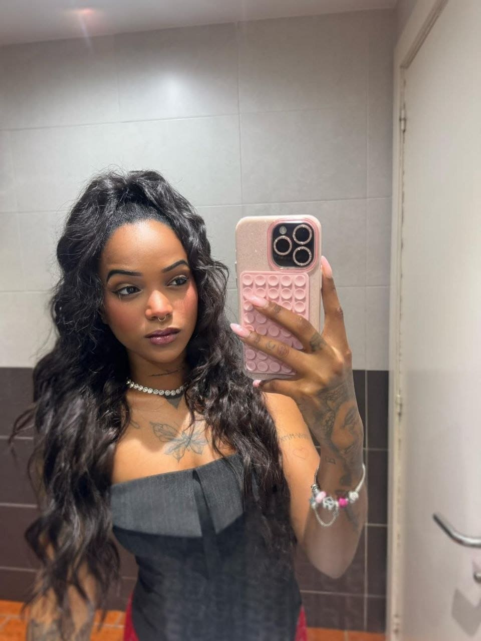 Sasha, chica de compañía de 24 años se toma una selfie en un baño de Malaga Sasha, chica de compañía de 24 años se toma una selfie en un baño de Malaga