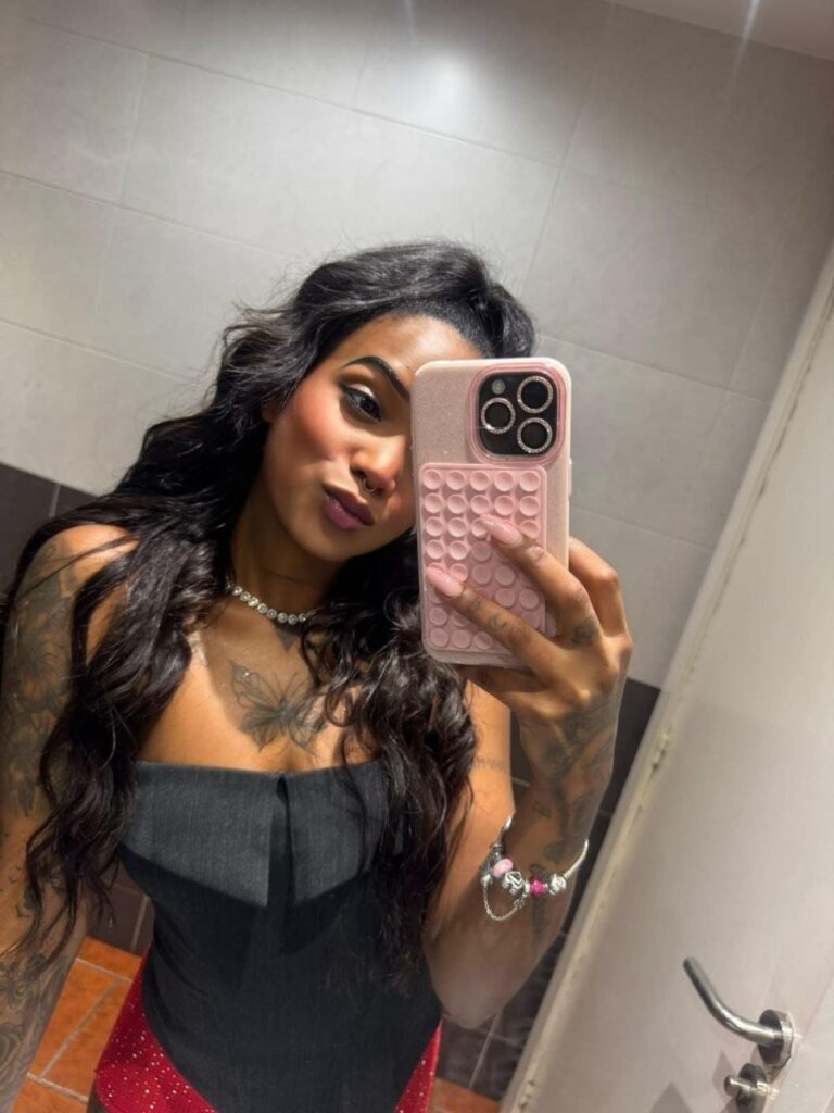 Sasha, escort de 24 años se toma una selfie frente a un espejo en Malaga