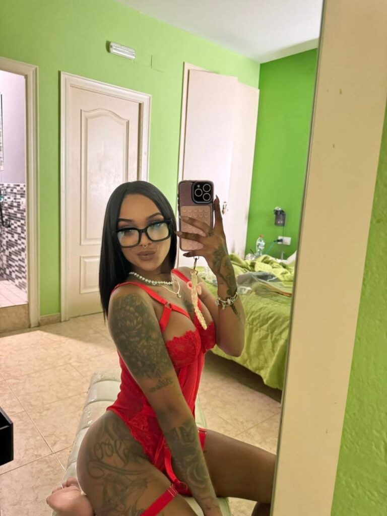 Sasha, puta se toma una selfie en lenceria con tan solo 24 años