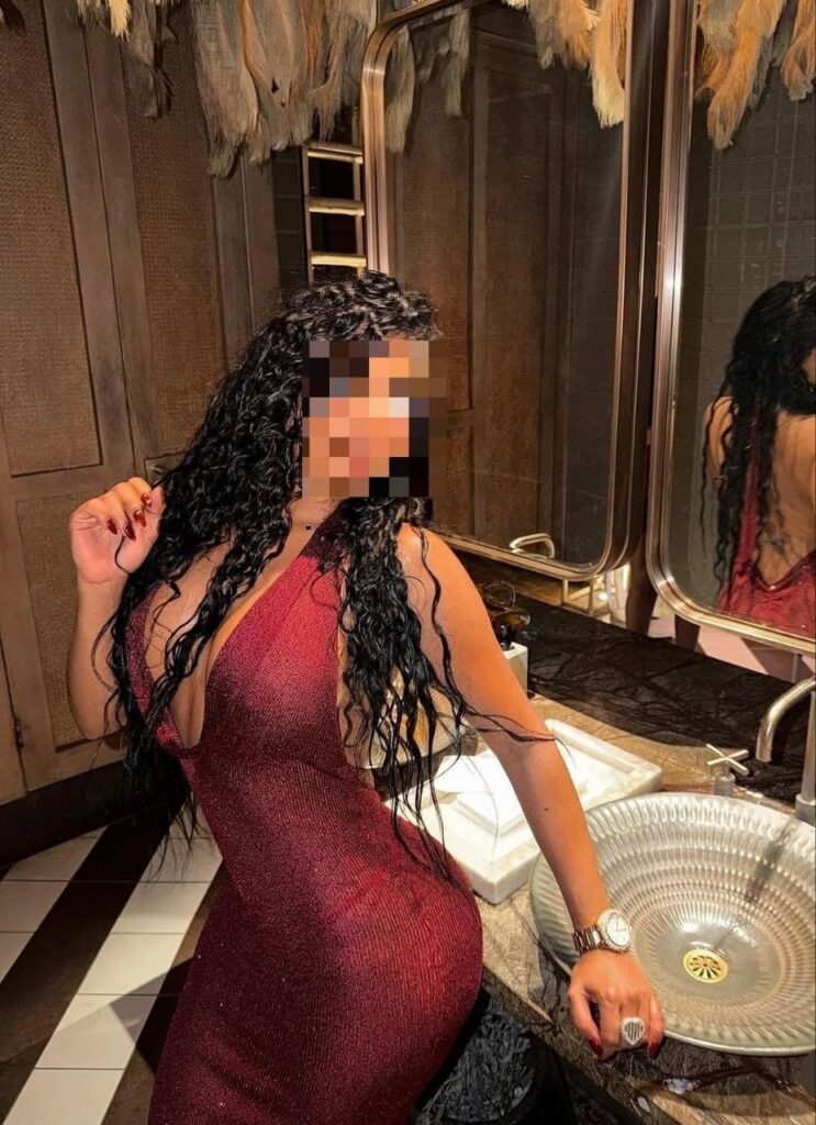 Tatiana, escort de 27 años aparece posando frente a un espejo en un baño en Malaga