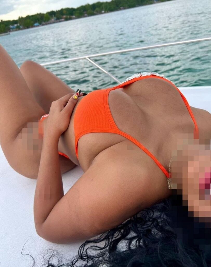 Tatiana, escort está recostada sobre la cubierta blanca de una embarcación en Malaga